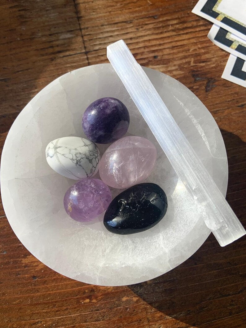 Aura Chakra Cleansing Selenite Bowl — Crown Chakra Charging Station with 7 Tumbled Gemstones