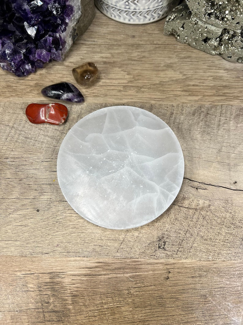 Aura Chakra Cleansing Selenite Bowl (4-cm) — Crown Chakra Charging Station with 7 Tumbled Gemstones