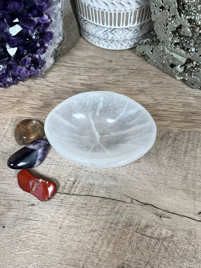 Aura Chakra Cleansing Selenite Bowl — Crown Chakra Charging Station with 7 Tumbled Gemstones