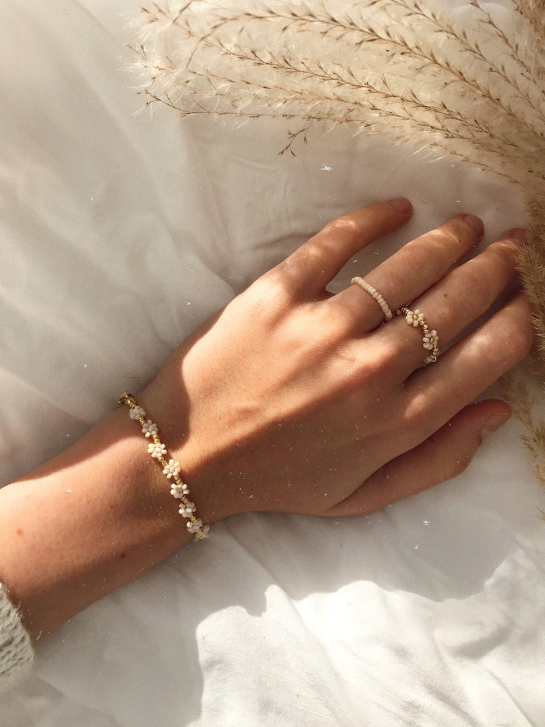 Aura Beige Daisy Bead Strand — 18K Gold Plated Boho Flower Bracelet