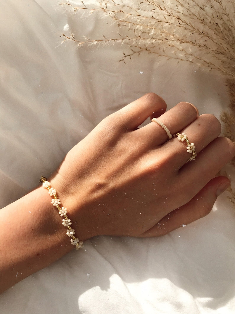 Aura Beige Daisy Bead Strand — 18K Gold Plated Boho Flower Bracelet