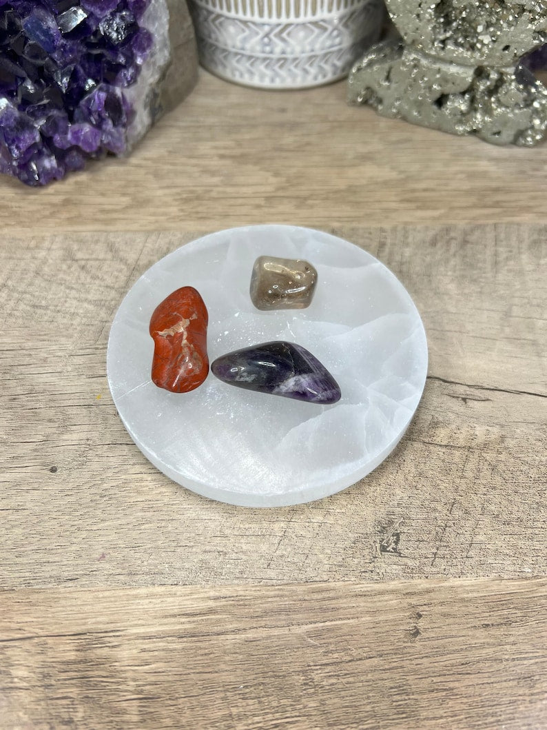 Aura Chakra Cleansing Selenite Bowl (4-cm) — Crown Chakra Charging Station with 7 Tumbled Gemstones