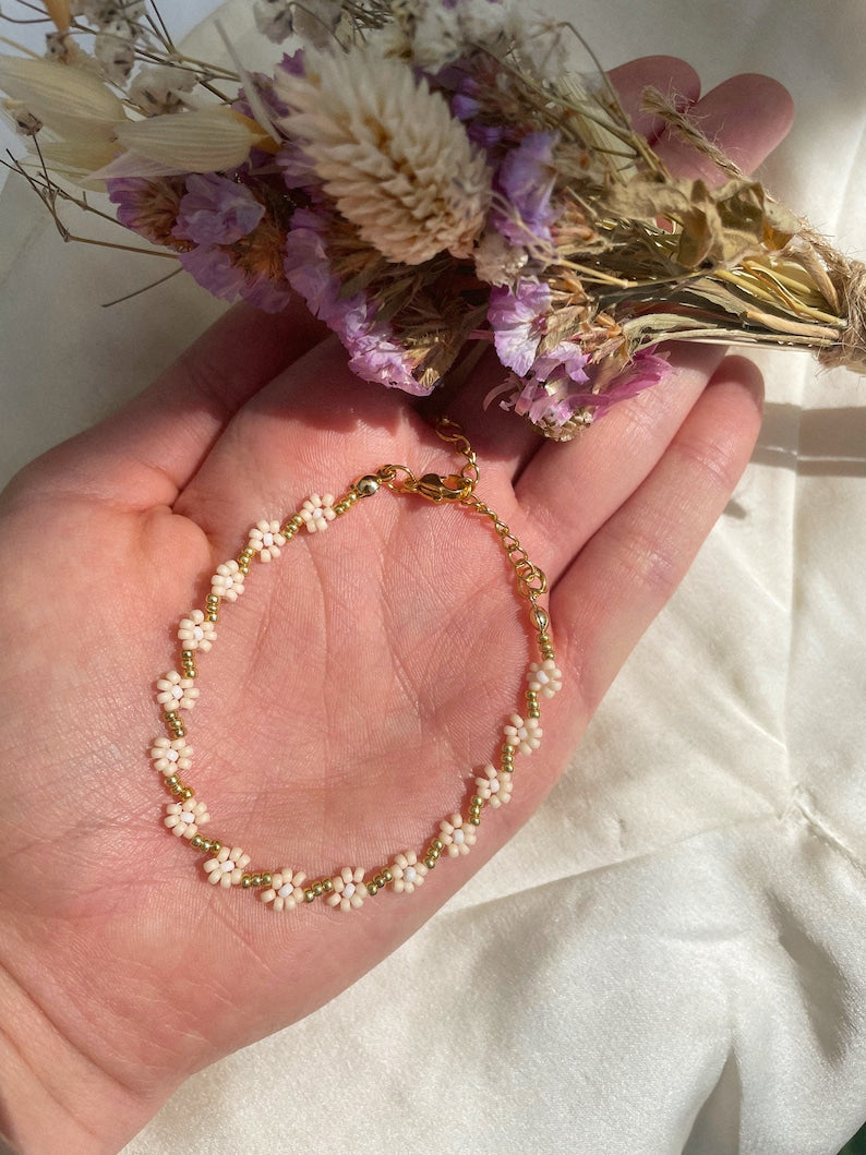 Aura Beige Daisy Bead Strand — 18K Gold Plated Boho Flower Bracelet