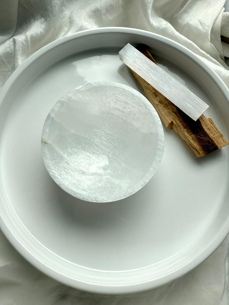 Aura Chakra Cleansing Selenite Bowl — Crown Chakra Charging Station with 7 Tumbled Gemstones