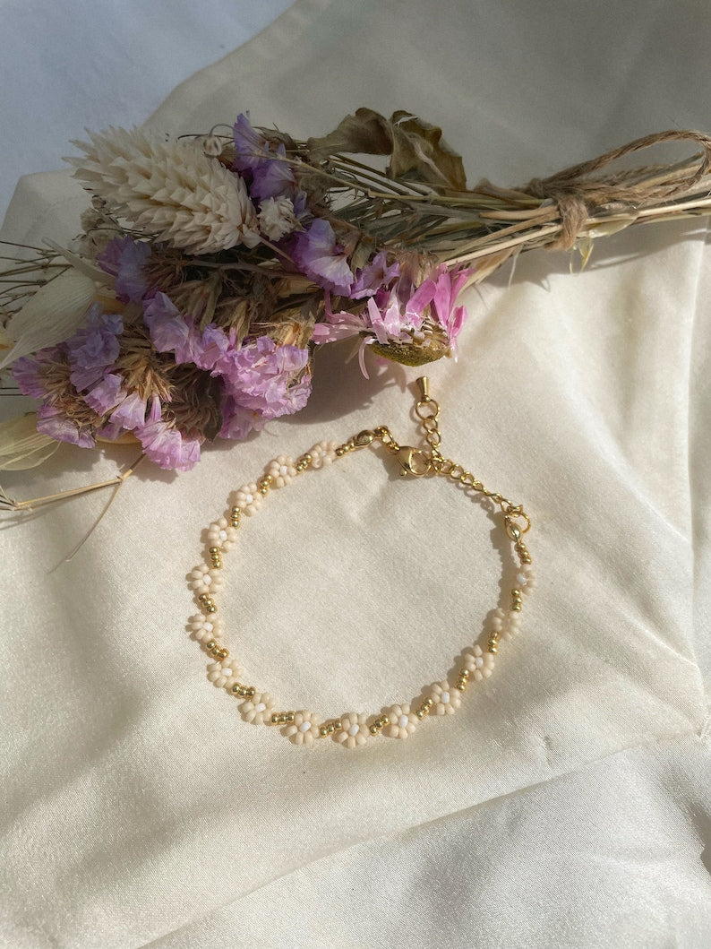 Aura Beige Daisy Bead Strand — 18K Gold Plated Boho Flower Bracelet