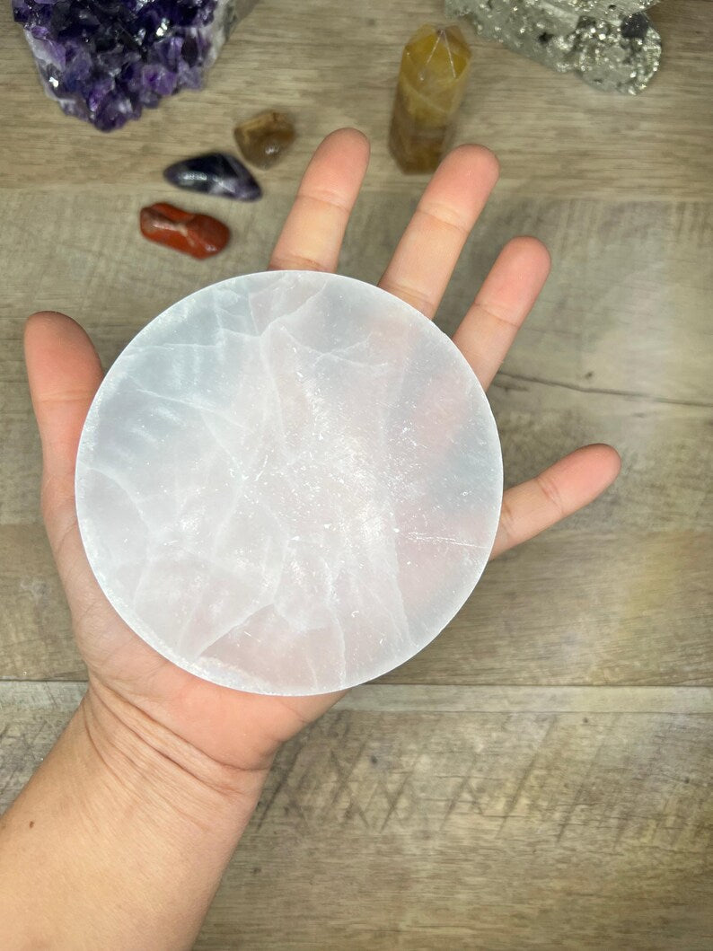 Aura Chakra Cleansing Selenite Bowl (4-cm) — Crown Chakra Charging Station with 7 Tumbled Gemstones