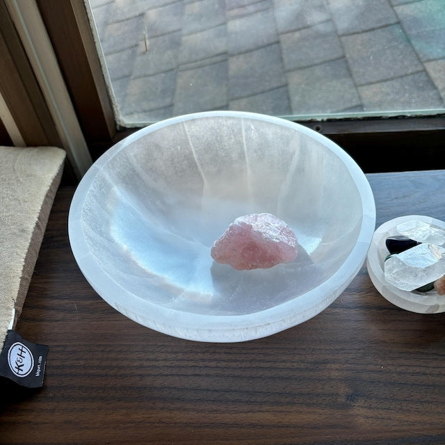 Aura Chakra Cleansing Selenite Bowl — Crown Chakra Charging Station with 7 Tumbled Gemstones