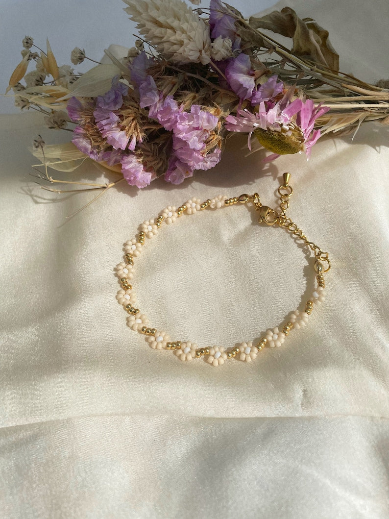 Aura Beige Daisy Bead Strand — 18K Gold Plated Boho Flower Bracelet