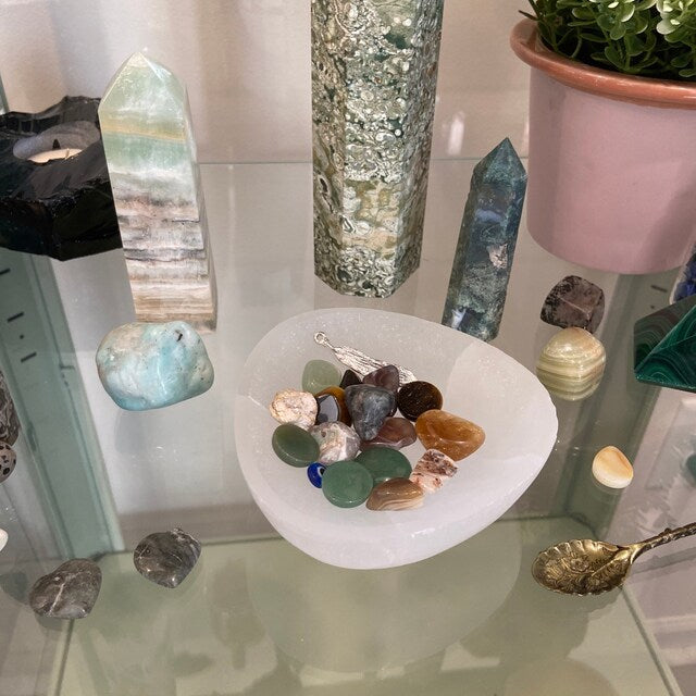 Aura Chakra Cleansing Selenite Bowl (4-Inch) — Crown Chakra Charging Station with 7 Tumbled Gemstones