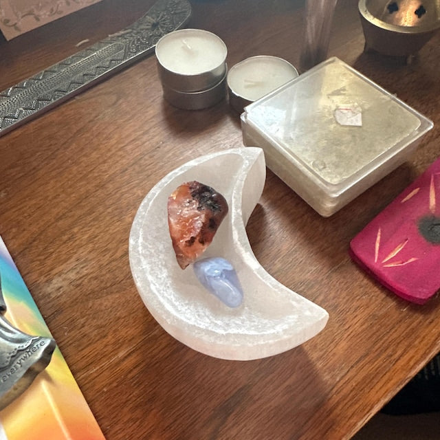 Aura Chakra Cleansing Selenite Bowl — Crown Chakra Charging Station with 7 Tumbled Gemstones