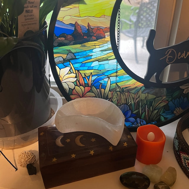Aura Chakra Cleansing Selenite Bowl — Crown Chakra Charging Station with 7 Tumbled Gemstones