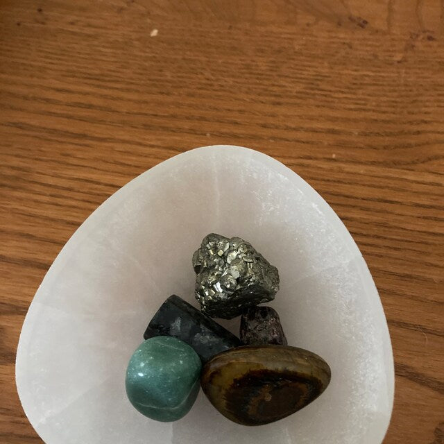 Aura Chakra Cleansing Selenite Bowl (4-Inch) — Crown Chakra Charging Station with 7 Tumbled Gemstones